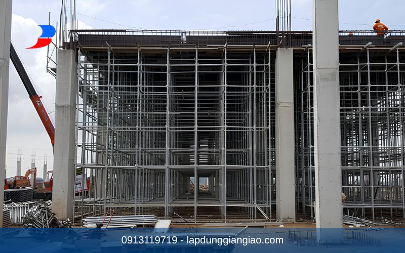 Công nhân đang thực hiện quy trình lắp dựng giàn giáo tại một dự án cao tầng.