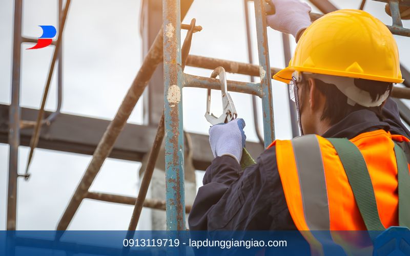 Tiêu chuẩn an toàn lao động khi thi công giàn giáo trên cao.