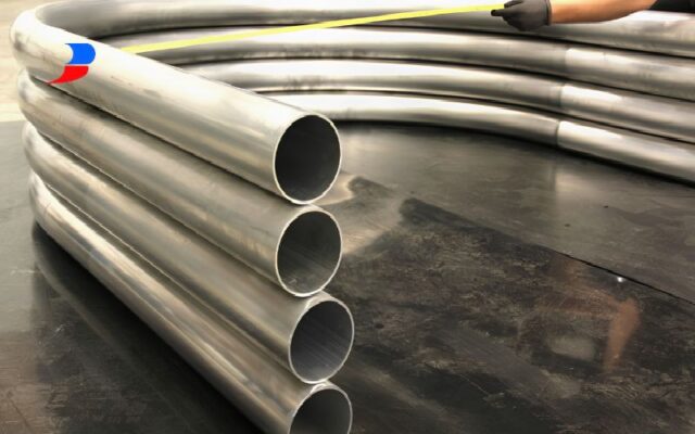 Các loại ống inox và ống thép mạ kẽm chờ được đưa vào xưởng gia công uốn ống theo yêu cầu tại TPHCM.