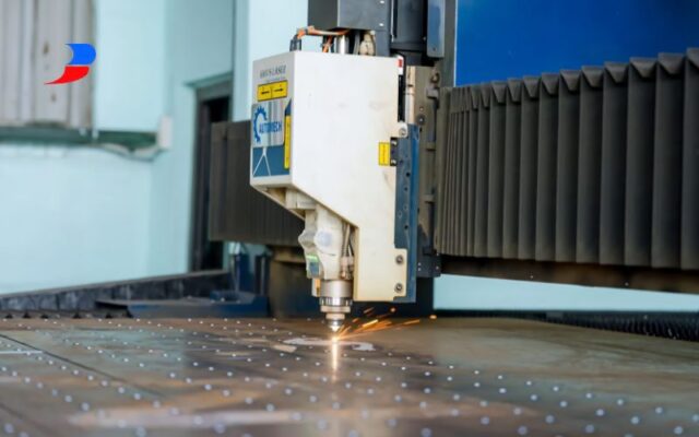 Hệ thống máy laser CNC khổ lớn đang thực hiện gia công cắt thép tấm theo bản vẽ tại xưởng cơ khí