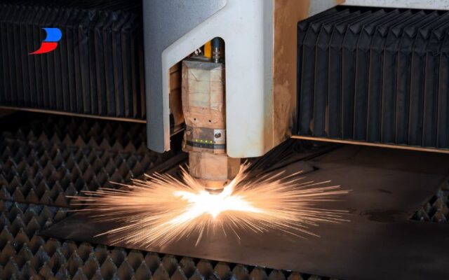 Tia laser siêu sáng đang gia công cắt thép tấm dày 10mm với tốc độ cao, không xuất hiện vệt xỉ đen quanh đường cắt.