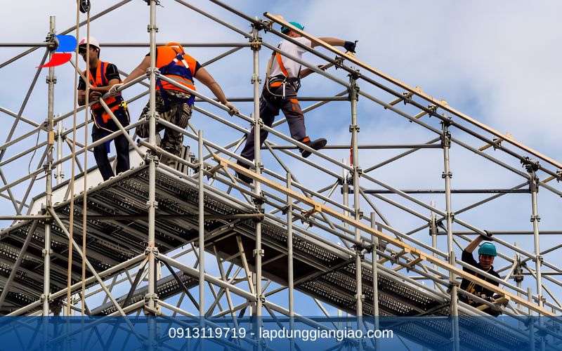 Bảng báo giá chi phí thuê giàn giáo nêm và phụ kiện chống sàn cập nhật mới nhất.