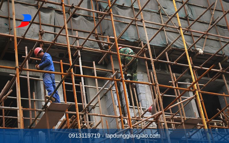 kỹ sư lắp dựng giàn giáo