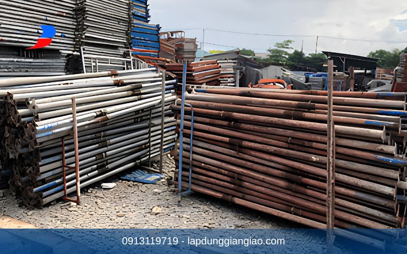 Kỹ sư vật tư đang kiểm tra và cập nhật bảng giá cây chống tăng đầy đủ các kích thước.