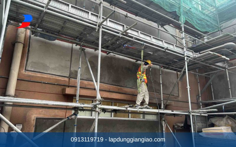 Thi công lắp dựng giàn giáo BS1139 với khoảng cách trụ chống dày đặc để tăng tải trọng.
