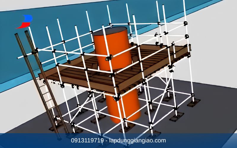 Công nhân đang lắp ráp thanh giằng ngang vào hệ đĩa 8 lỗ của giàn giáo Ringlock bằng búa.