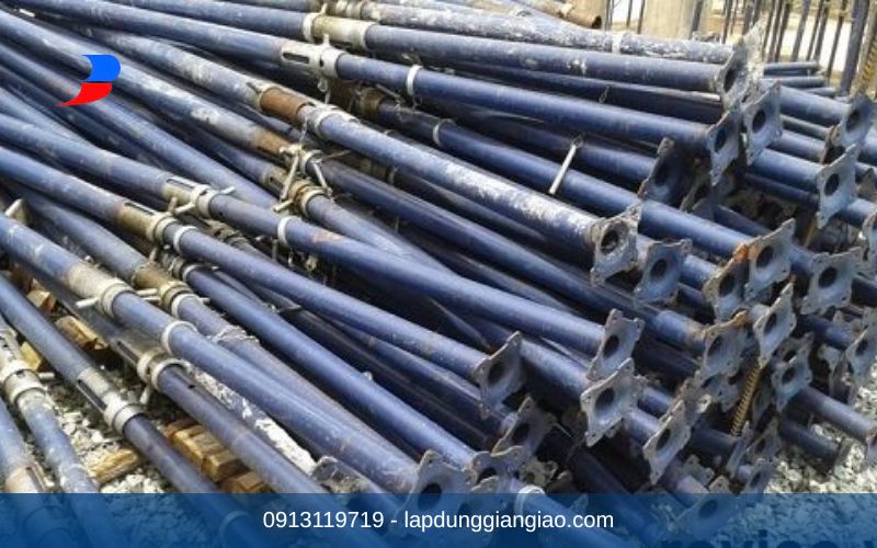 Cấu tạo chi tiết của cây chống tăng sắt xây dựng bao gồm ống ren và chốt.