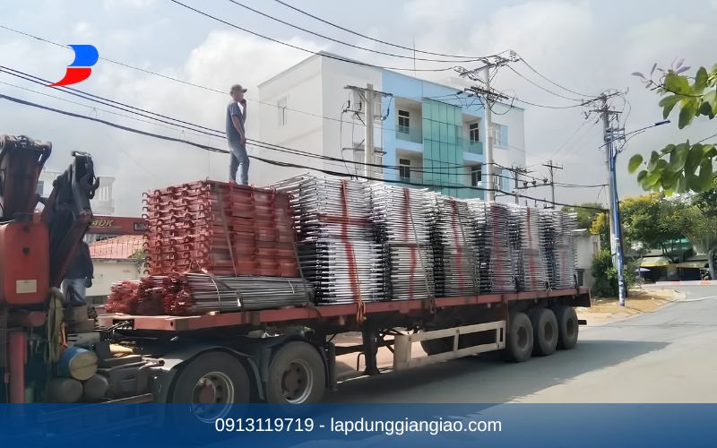 Quy trình giao nhận thiết bị khi sử dụng dịch vụ thuê giàn giáo nhà dân.