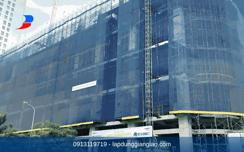 Hệ thống giàn giáo bao che vững chãi ôm trọn mặt ngoài của một tòa cao ốc đang xây dựng tại TPHCM.