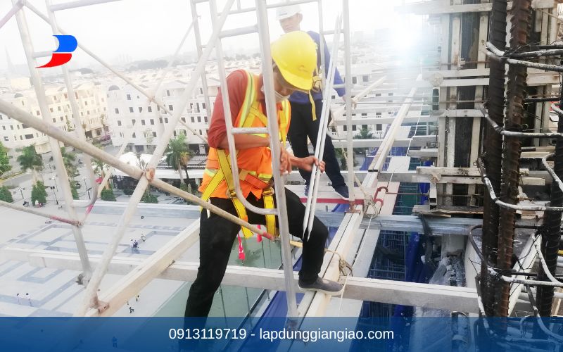 thi công giàn giáo trên cao