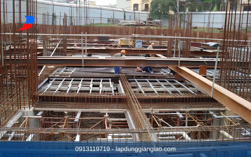 Hệ thống cốp pha xây dựng mạ kẽm kết hợp giàn giáo chống sàn vững chắc tại công trường