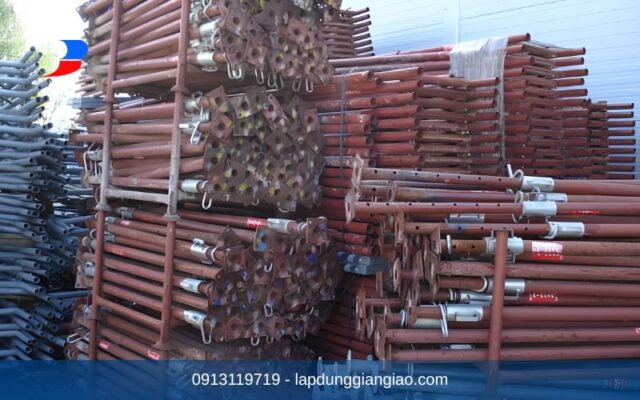 Hàng ngàn cây chống tăng cũ mạ kẽm được bảo dưỡng sẵn sàng cung cấp cho dự án.