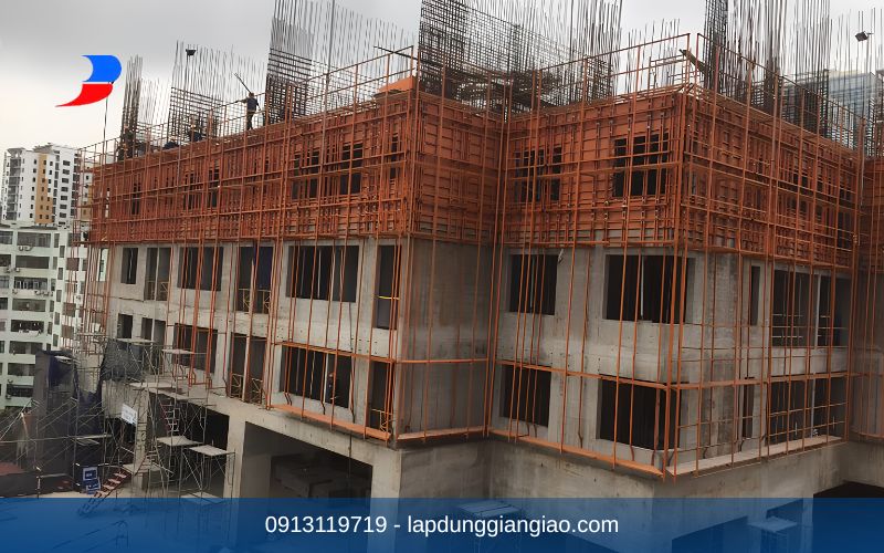 Hệ thống giàn giáo được lắp dựng tại mặt tiền một dự án cao tầng hiện đại.