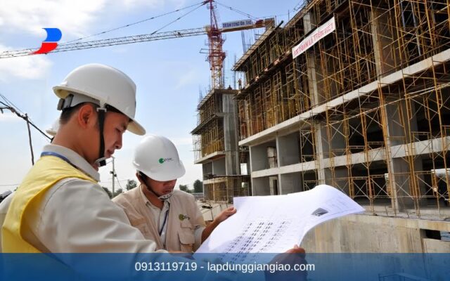 Kỹ sư xây dựng đang tính toán chi phí để quyết định thuê hay mua giàn giáo cho công trình.