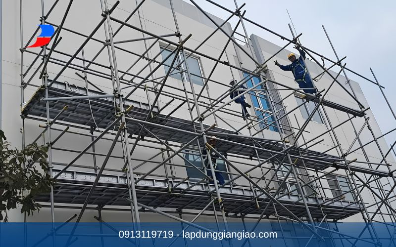 Hệ thống giàn giáo bao che công trình đạt tiêu chuẩn an toàn kỹ thuật xây dựng năm 2026.