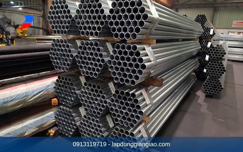 Chi tiết các phụ kiện cấu thành tiêu chuẩn giàn giáo bs1139 bao gồm ống thép và khóa cùm.
