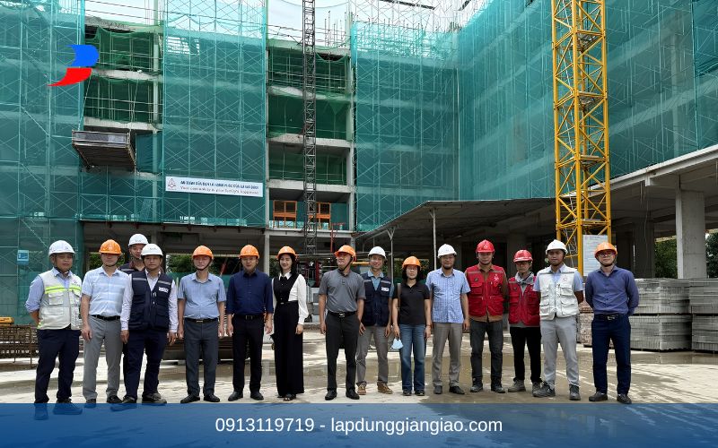Cuộc họp giao ban an toàn lao động giữa ban chỉ huy nhà thầu và chủ đầu tư dự án.