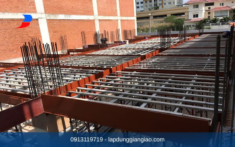 Biện pháp thi công cốp pha trượt dầm sàn tại một dự án chung cư cao tầng hiện đại ở TPHCM.