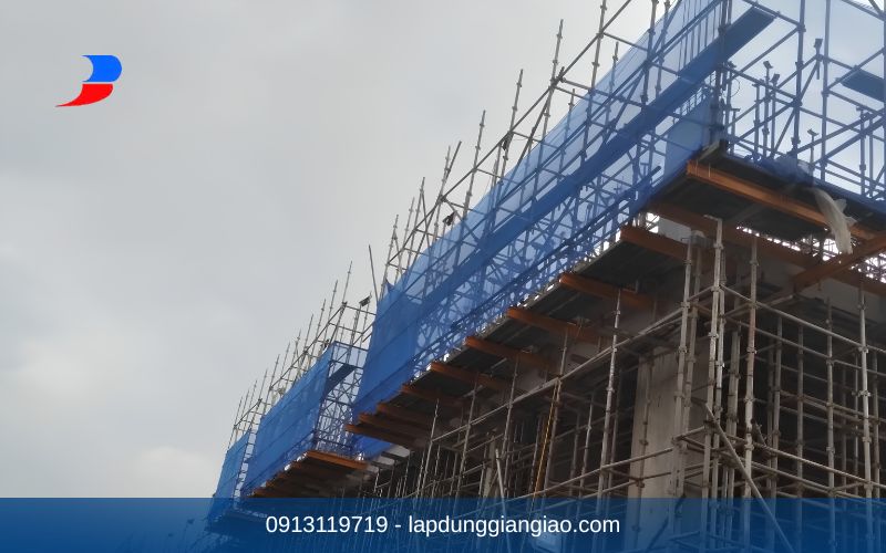 Kỹ sư đang kiểm tra hệ thống thuê giàn giáo Bình Dương lắp dựng tại nhà máy KCN VSIP