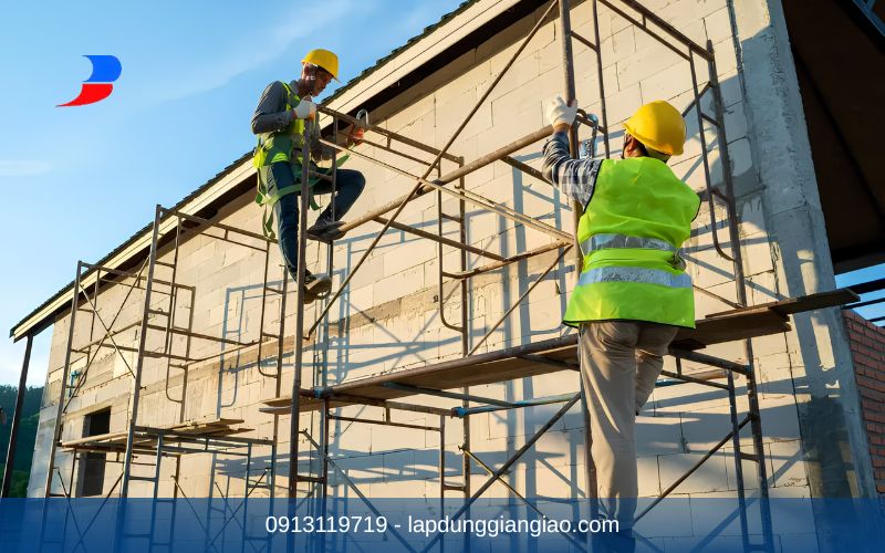 kỹ sư đang lắp dựng giàn giáo