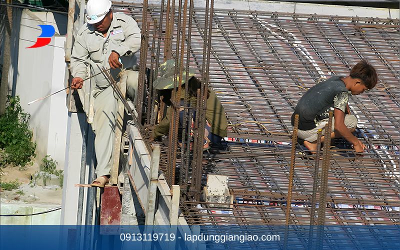 Dấu hiệu nhận biết và cảnh báo nguy cơ dẫn đến sập giàn giáo.