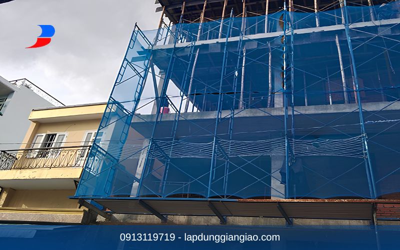 giàn giáo bao che công trình nhà cao tầng là gì