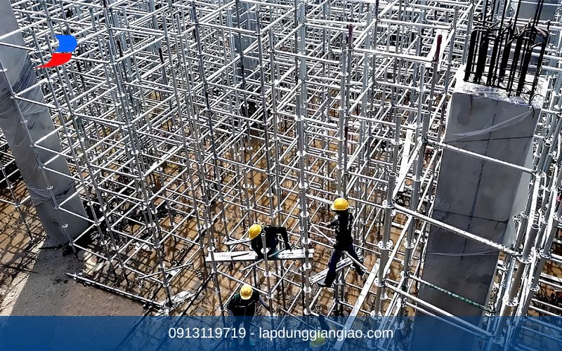 Giới thiệu tổng quan về tình trạng và nguyên nhân sập giàn giáo trong xây dựng.