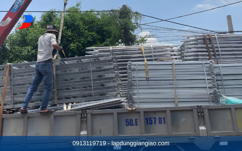 vận chuyển giàn giáo đến công trình