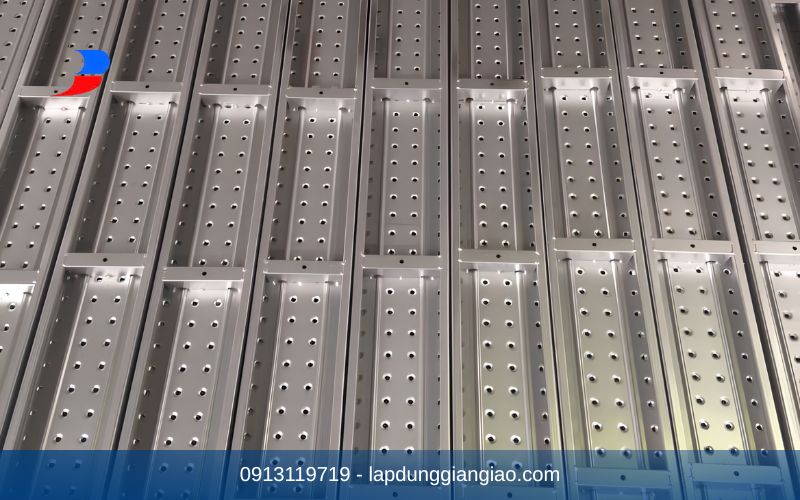so sánh mua thuê mâm giàn giáo chi phí thực tế tính toán