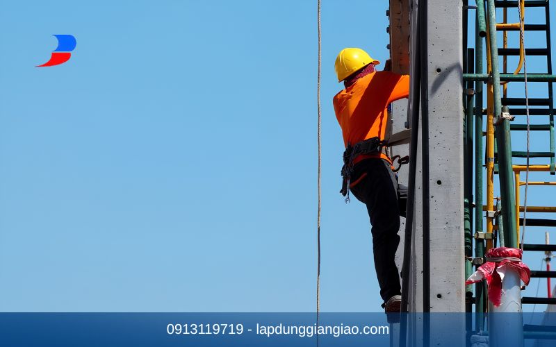 Biện pháp thi công an toàn trên mái dốc và mép sàn công trình.
