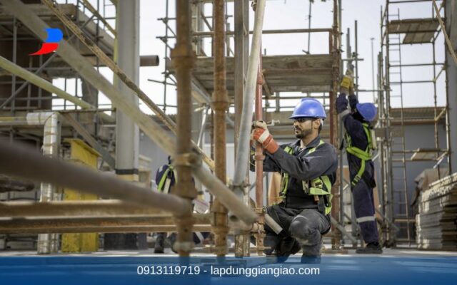 Công tác tháo dỡ giàn giáo an toàn tại công trường xây dựng
