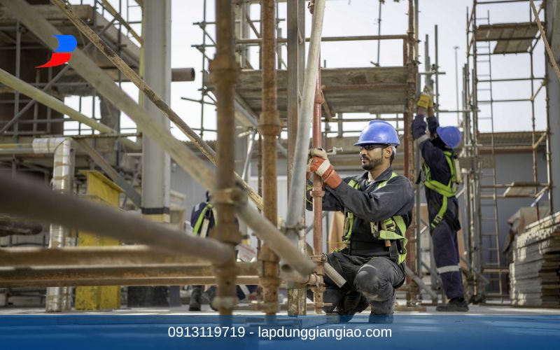 Công tác tháo dỡ giàn giáo an toàn tại công trường xây dựng