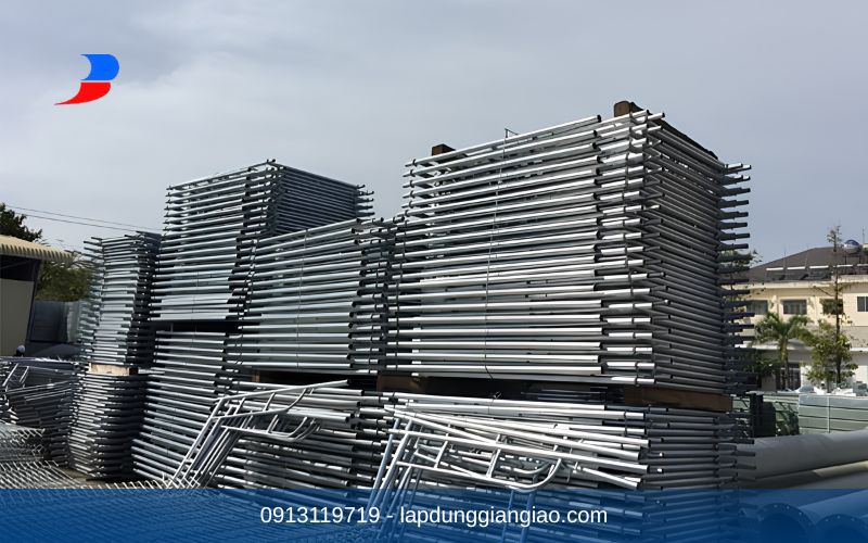 Dịch vụ cho thuê giàn giáo số lượng lớn tại kho bãi chuyên nghiệp.