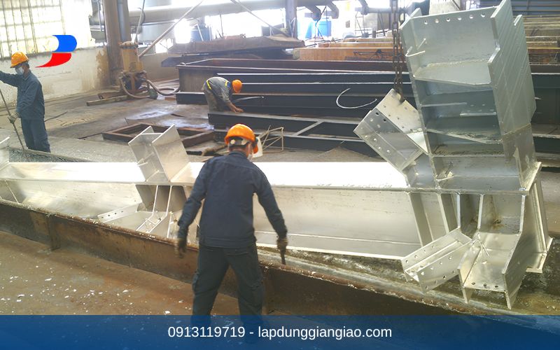 Ưu điểm vượt trội của thép mạ kẽm nhúng nóng trong công nghiệp.
